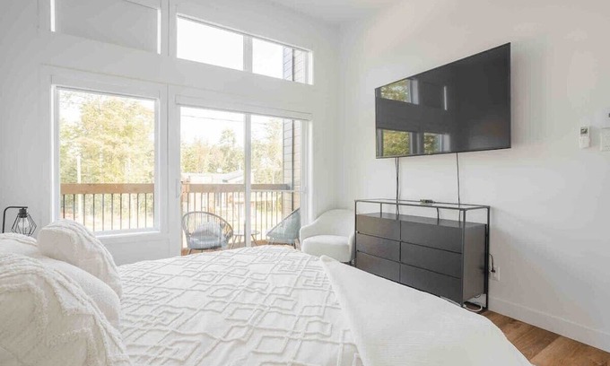 Saint-Gabriel-de-Brandon Casa | Huge modern chalet with spa and lake access