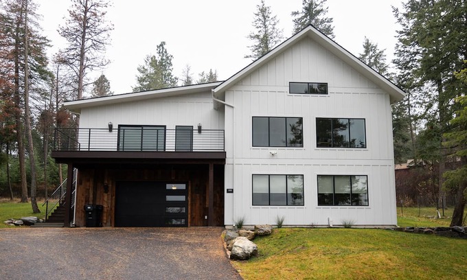 Lakeside Casa | Blacktail Mountain Home w/ Lakeview. Walk to town!
