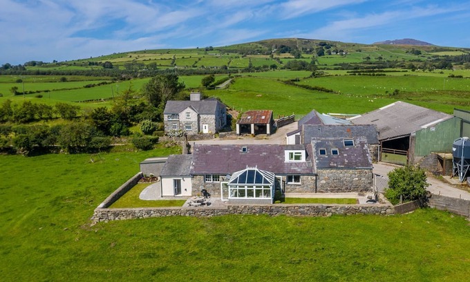 Garndolbenmaen Cabaña | Eiddior - a self catering cottage that sleeps 7 guests in 4 bedrooms