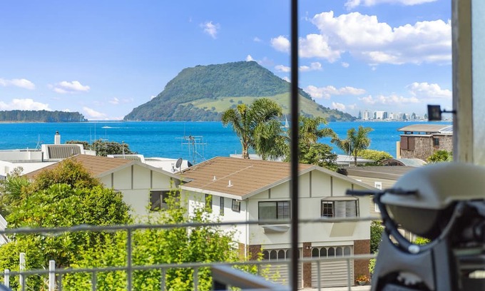 Otumoetai Casa | Seaviews on Seaway - Tauranga Holiday Home
