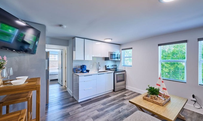 Parkside Apartamento | Relaxation in Hollywood beach getaway, with KING BED!