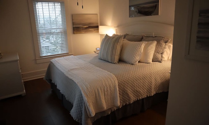 Calhoun Casa | Hillside Cottage