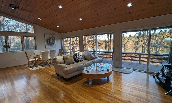 Sharon Casa | Serene Lakefront Pool Home Near Boston and Foxboro Gillette Stadium