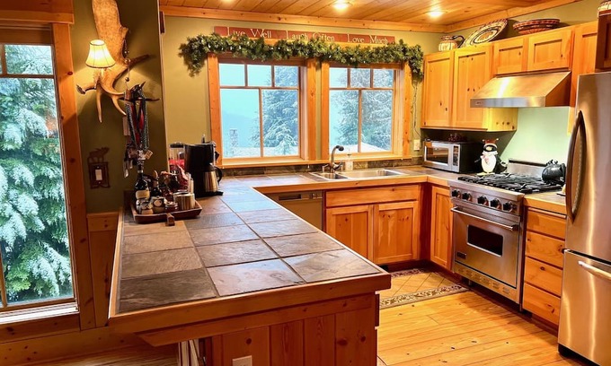 Sandpoint Cabina | Ski in/Ski out cozy log cabin with fireplace on Schweitzer Mountain