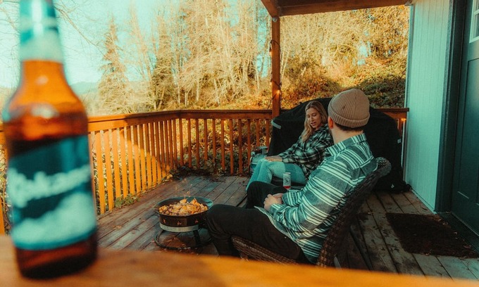Arlington Cabina | Modern PNW cabin surrounded in wooded forest with a private pond