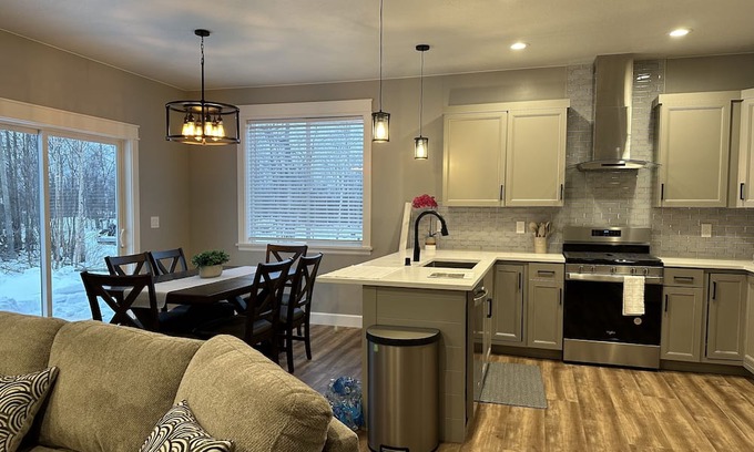 Wasilla Casa | Gorgeous and new home, the convenience of the urban and the privacy of the rural