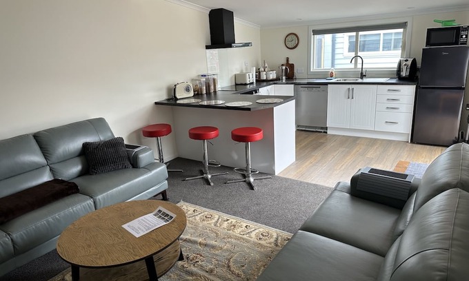 Timaru Casa | Beautifully renovated duck back cottage Close to Bay and town