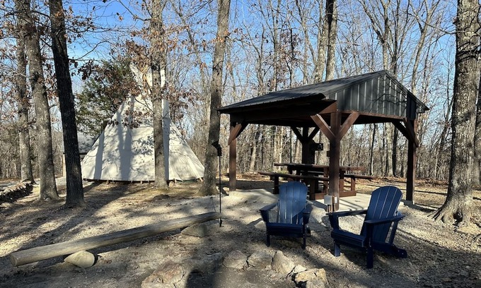 Steelville Alquiler De RV | A teepee on 1200-acre ranch where secluded woods envelope the grounds.
