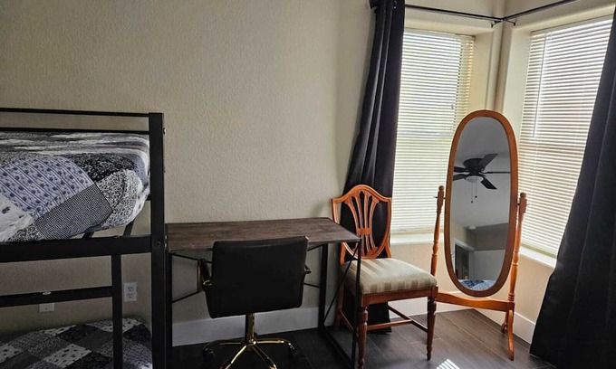 North Las Vegas Casa | Spacious Townhome 4 Bedroom with 7 Beds Sleeps 13