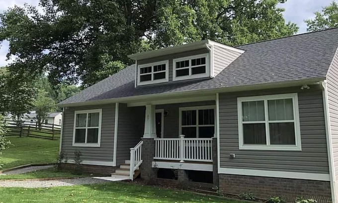 Stafford Casa | Cozy Home in quiet neighborhood. Dog friendly, with fenced backyard.
