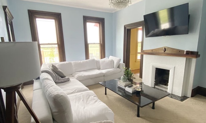 Lowell Otro | Historic Country Home with Hot Tub