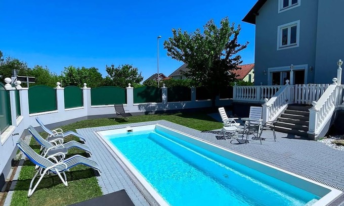 Wittau Apartamento | Traum Apartment mit Pool + Balkon