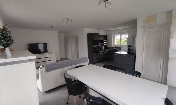 Bellerive-sur-Allier Apartamento | Apartment 'Petite Maison - 70m2' with Balcony and Wi-Fi