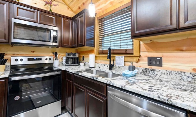 Smithville Cabina | Homey 2 BR Cabin