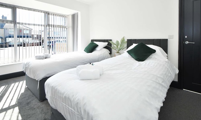 Burslem Casa | Potter's Rest: Explore the Potteries from this Wonderful Modern 4-Bed House!