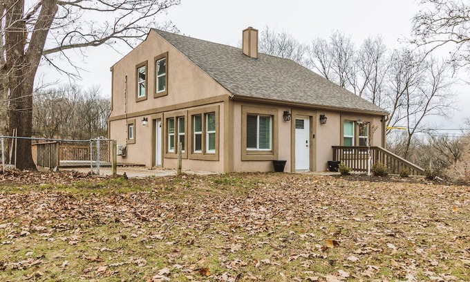 Kansas City Casa | 10 minutes to Kansas City downtown! Family size cabin, with game room & deck