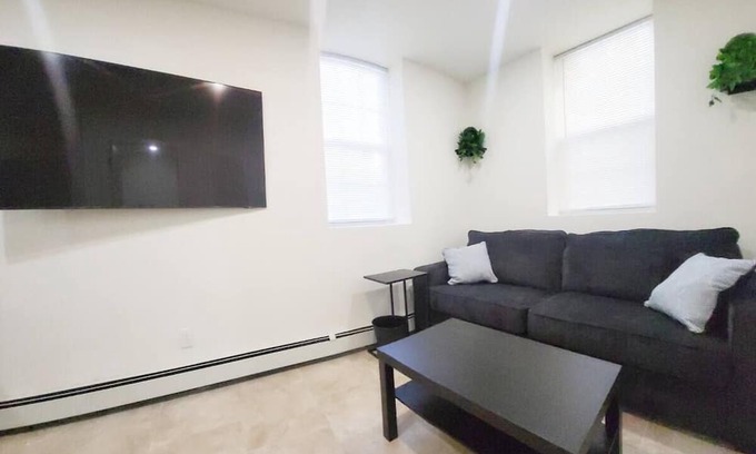 Mattapan Apartamento | Newly Built Cozy 1-BR Lower-Unit Apt Near Downtown