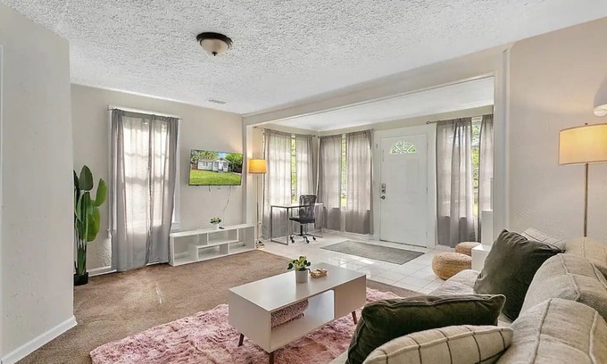 Lakeshore South Casa | Enjoy a wonderful & warm experience at this centrally-located place