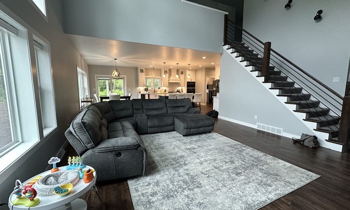 Black Wolf Casa | 5 Bed 2.5 Bath! Minutes to Seaplane Base! Water access! Perfect for EAA!
