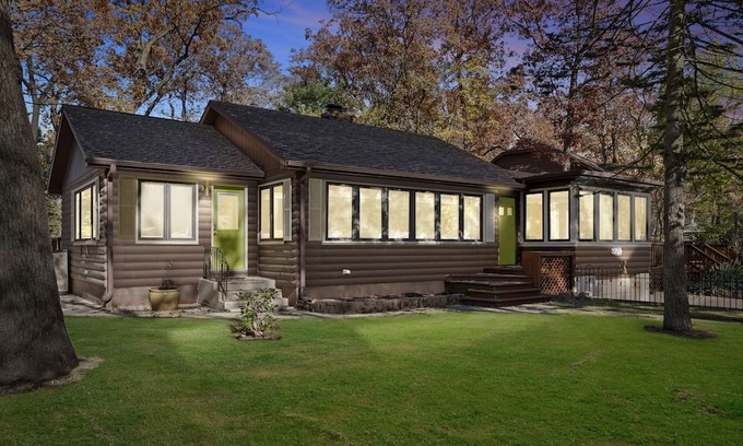 Michiana Apartamento | Juniper Presents: 2 Dream Homes=2 Kitchens, 6 Bds 6BAs, Bikes, 2min WalktoBeach