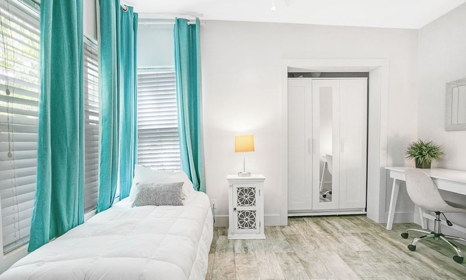 South Eola Casa | Lake View, Cozy bungalow, Amazing location, Plants, Private, Pet friendly!