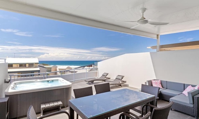 Castaways Beach Apartamento | Penthouse with Ocean Views, Castaways Beach