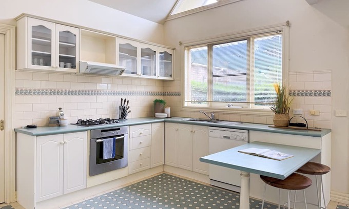 Knoxfield Casa | Victorian design house, 5-minute walk to lake, 3-minute drive to shopping mall.