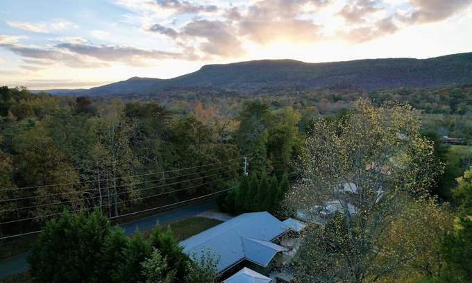 Flintstone Casa | Mtn Vista B Hot Tub Fireplace BBQ Wi-Fi