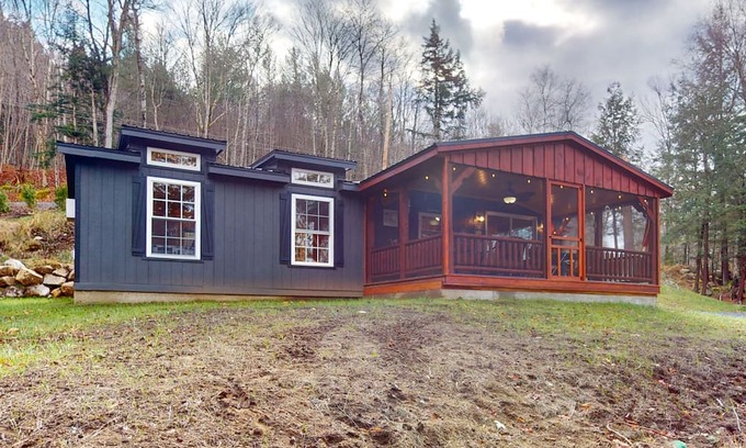 Long Lake Casa | Tree-lined lakefront cottage close to marina with partial AC - dog-friendly