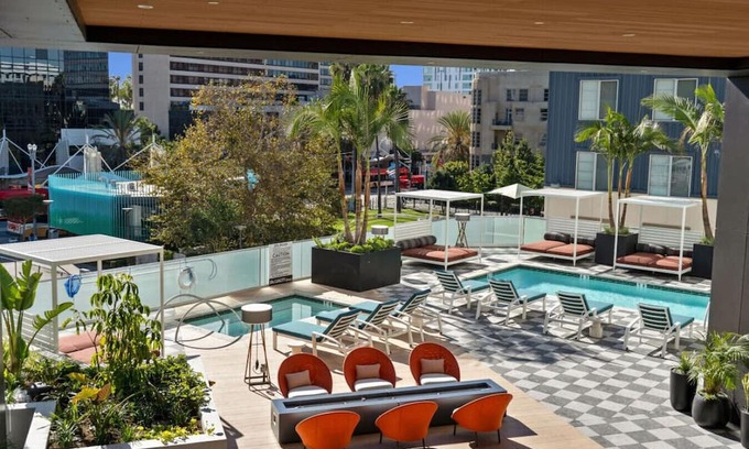 Waterfront Apartamento | LUX walk Conv Ctr Free Park Wi-Fi EV Gym Pool D