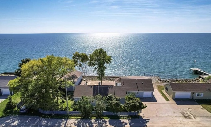 Harwich Cabaña | Lake Erie Waterfront Cottage w/firepit, 5 min from erieau beach .