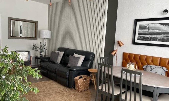 Hayfield Casa | Pass the Keys | The Cabin Stylish and Elegant for 4 and Furry Friends