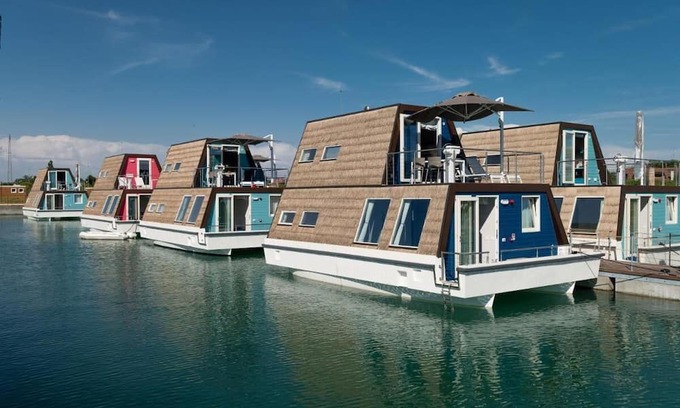 Lignano Sabbiadoro Alquiler De Eote | Tranquil Marina Azzurra Resort House boat 2 Bedroom sleeps 6
