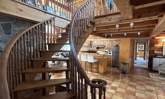 Innisfil Cabaña | Architectural Log House on Lake Simcoe!
