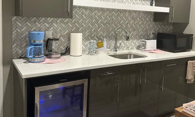 Sage Hill Apartamento | Furnished adorable basement with private entry