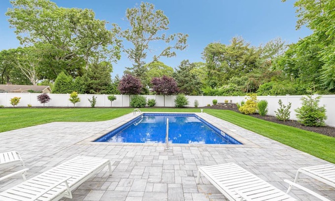 Hampton Bays Casa | Expanded ranch in Hampton Bays with beautiful backyard w heated pool, sleeps 12