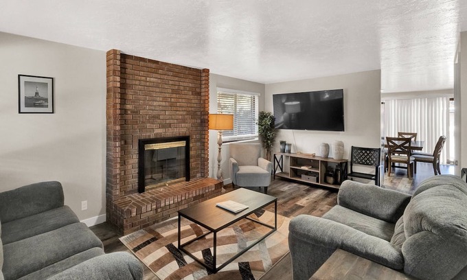 Canyon Rim Casa | New Listing! Comfy, Convenient, Clean, SHOP, SKI, DINE, HIKE, Free Ski Rental & Activities Included!