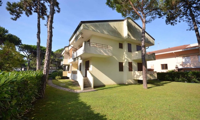 Lignano Pineta Apartamento | Holiday apartment with balcony and air conditioning