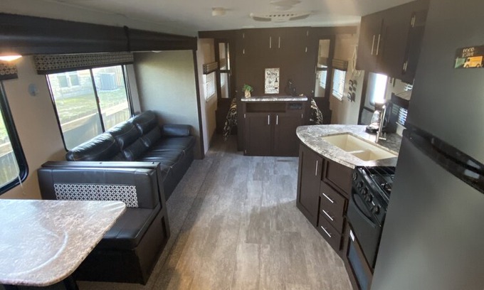 Skidmore Complejo | Private RV with free parking