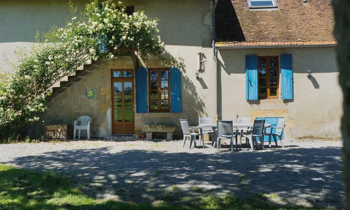 Souvigny Cabaña | Charming farmhouse with pool, near historic Souvigny, family-friendly amenities and activities