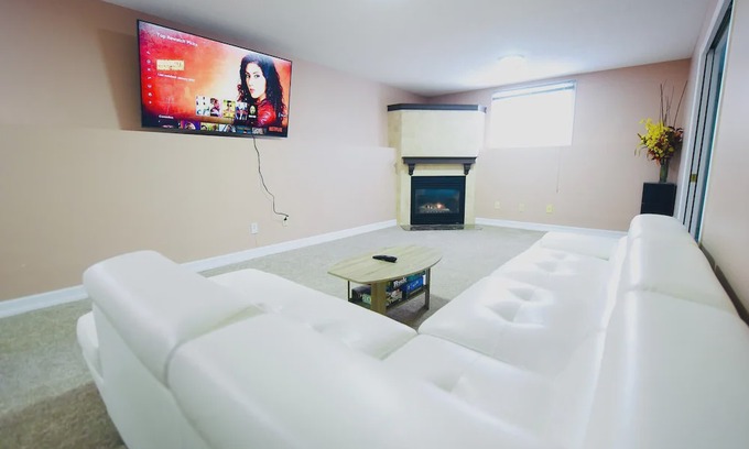 Amherstview Apartamento | Spacious Hearth Escape with Natural Light & fireplace