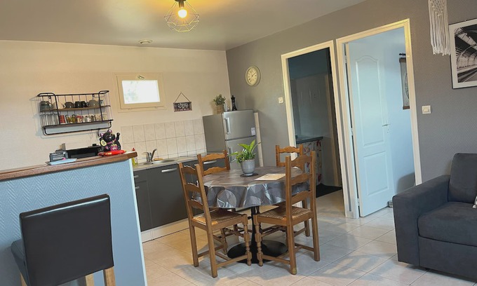 Miroir - Batignolles Apartamento | L'Arbre de Vy, T2 42m2 detached, sleeps 5, garage, near train station