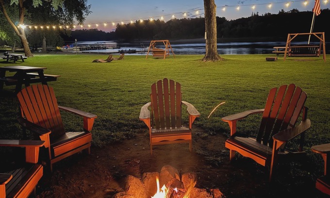 Lake Delton Hotel | Cedar Lodge and Settlement