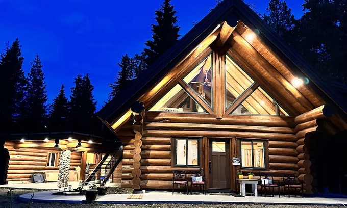 Kootenay Boundary Cabina | Peaceful Log Cabin – Quick Ride to Red Mt. Trails