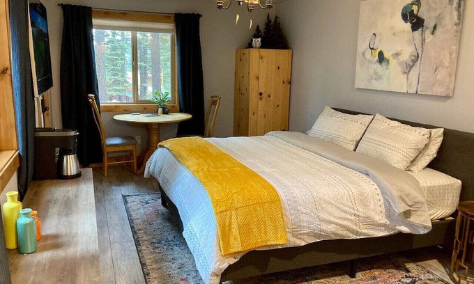 Peninsula Village Cabina | Little Dipper - Fall Couples Escape!
