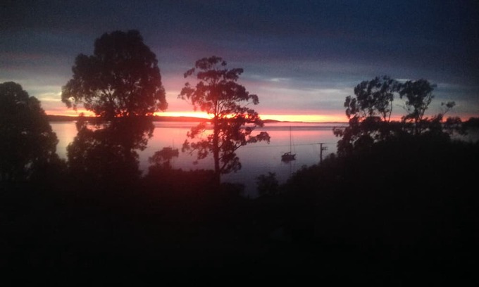 Woodbridge Apartamento | Delightful aspect at Birchs Bay with view to Bruny Island.