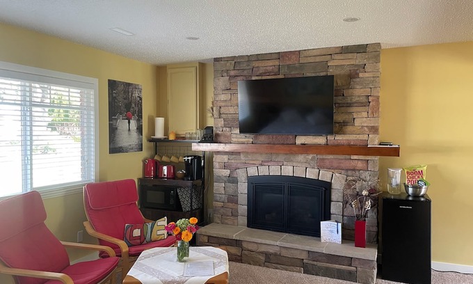 Rutland Casa | Private suite with Hot Tub-near airport & downtown Kelowna