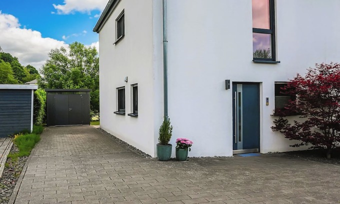 Fohren Casa | Modern semi-detached house with XXL parking space, bike storage and garden near Trier