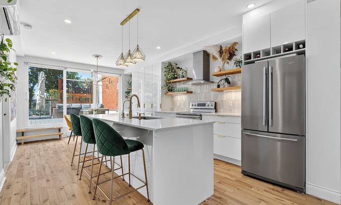 Montreal Condominio | Montreal gem: 3 bedroom home in Verdun with parking across from the water/trails
