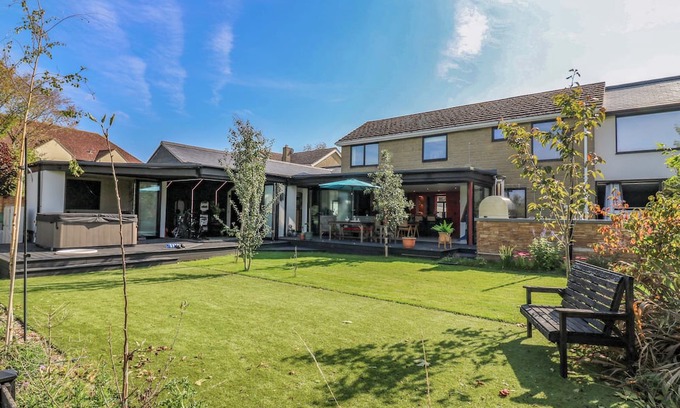 Charlton-on-Otmoor Cabaña | MANOR FARM HOUSE, pet friendly, luxury holiday cottage in Bicester